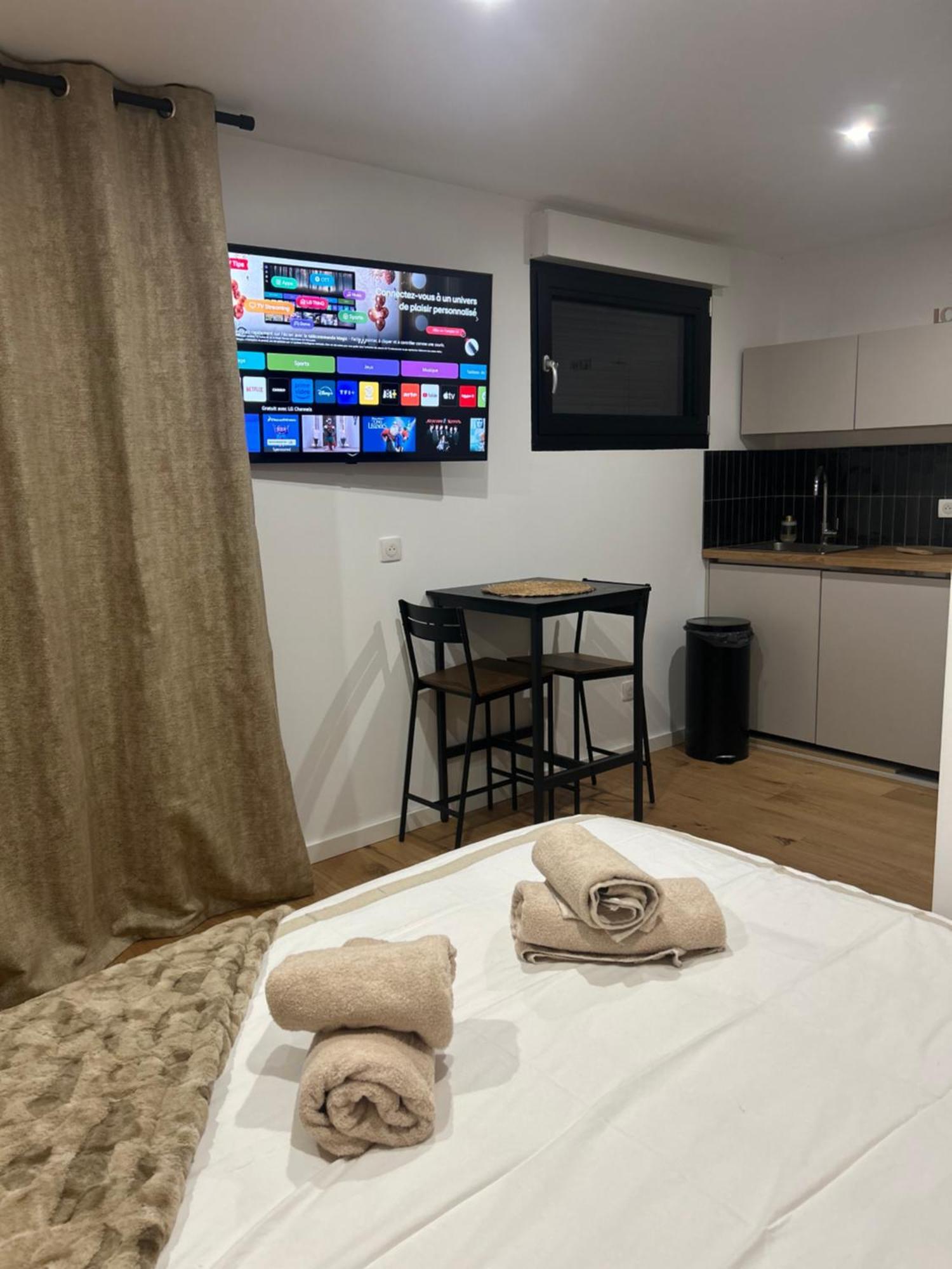 Studio Prestige Avec Terrasse Le Chene Dore Au Coeur Du Centre Touristique Cite Des Loisirs 200 M Du Galaxie,Face Au Snowworld Parking Gratuit Privatif Amnéville Εξωτερικό φωτογραφία
